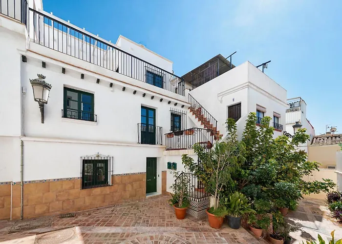 Lovely House In Peaceful Courtyard