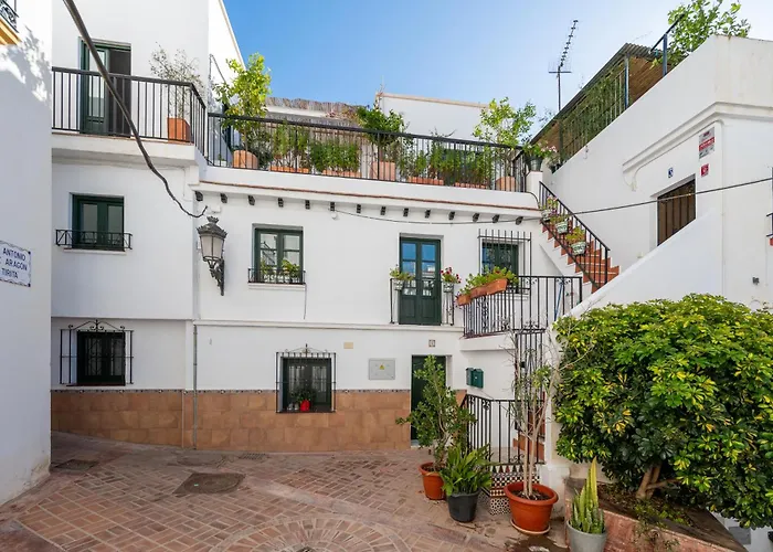 Lovely House In Peaceful Courtyard