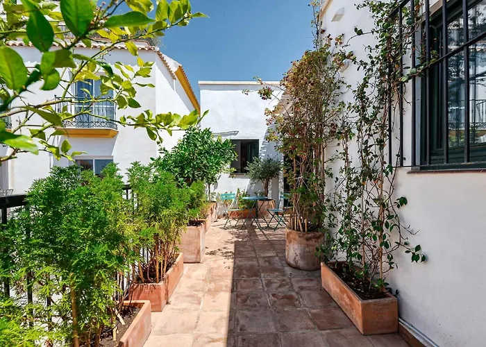 Lovely House In Peaceful Courtyard